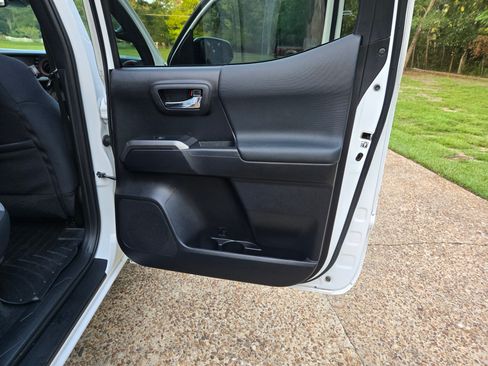 Used 2020 Toyota Tacoma TRD Sport w/ Technology Package AWD/4WD image 17