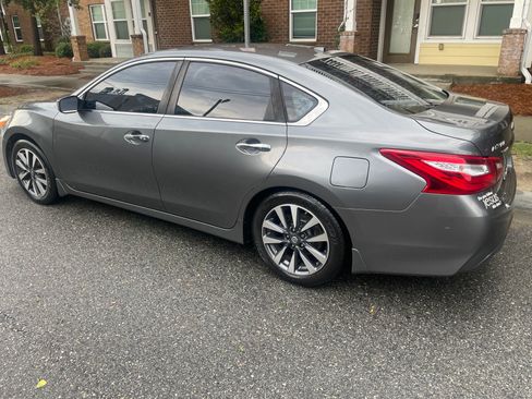 Used 2017 Nissan Altima 2.5 SV FWD image 2