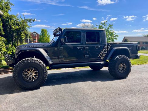 Used 2023 Jeep Gladiator Rubicon w/ Cold Weather Group AWD/4WD image 2