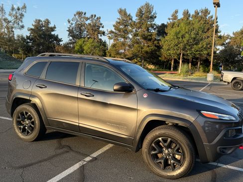 Used 2015 Jeep Cherokee Trailhawk w/ Comfort/Convenience Group AWD/4WD image 8