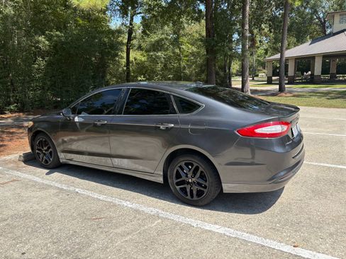 Used 2015 Ford Fusion SE w/ Equipment Group 202A FWD image 2