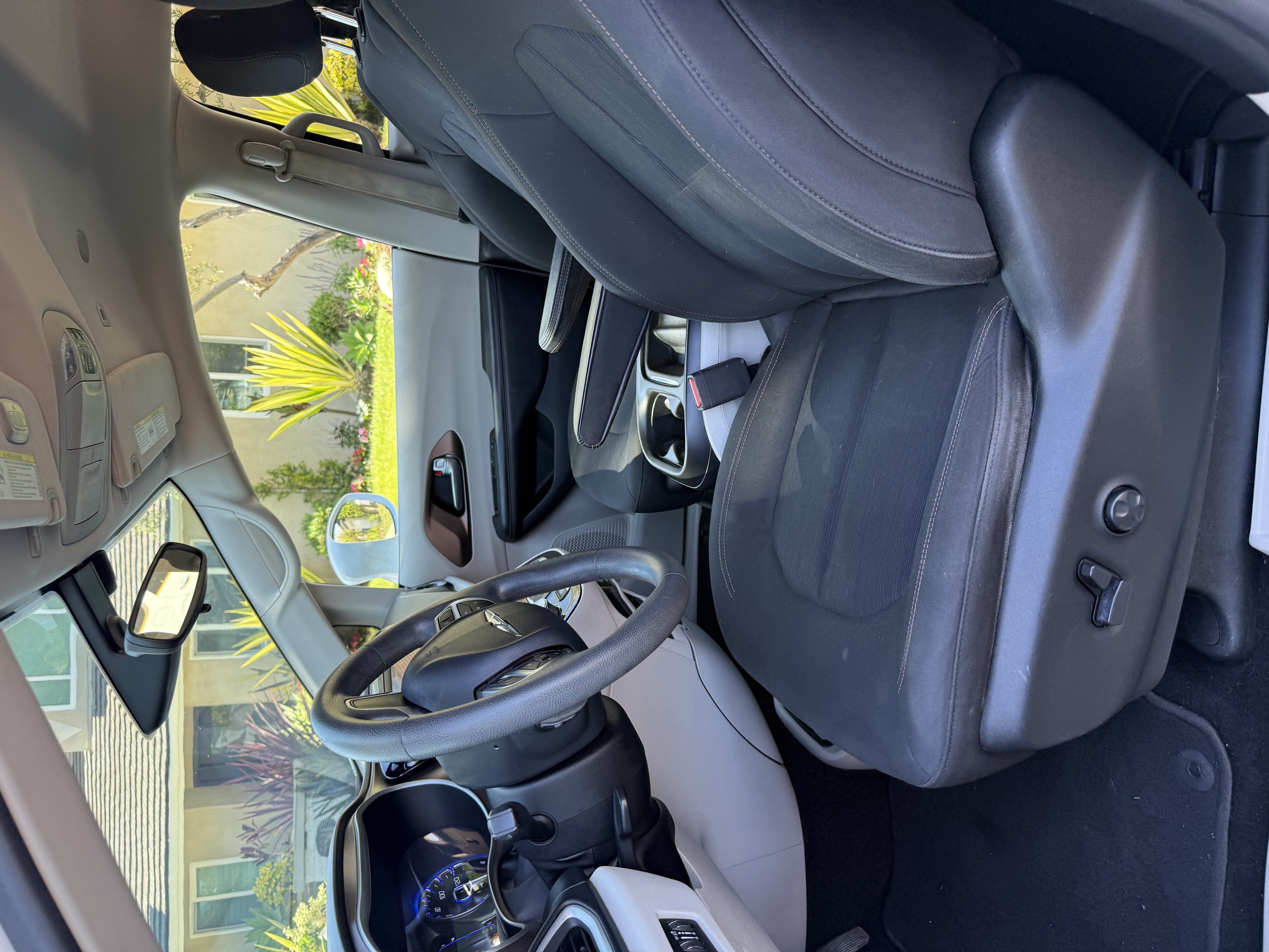 Used 2018 Chrysler Pacifica Touring Plus FWD image 8