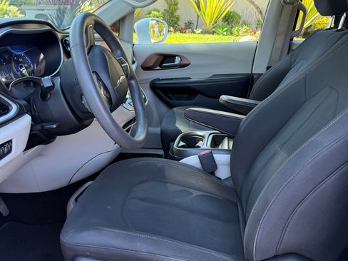 Used 2018 Chrysler Pacifica Touring Plus FWD image 8