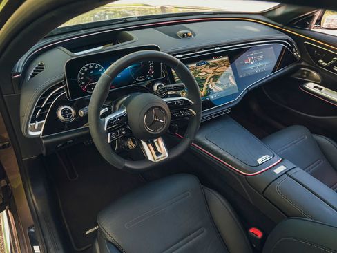Used 2025 Mercedes-Benz E 53 AMG e 4MATIC Sedan image 4