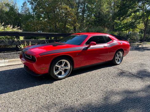 Used 2010 Dodge Challenger R/T image 1