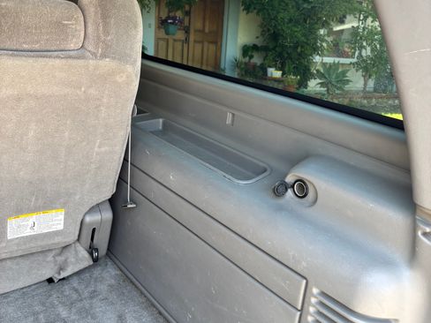 Used 2004 Chevrolet Suburban LS image 14