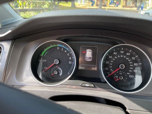 Used 2016 Volkswagen e-Golf SE w/ DC Fast Charging Package image 10