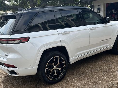 Used 2024 Jeep Grand Cherokee Summit image 8