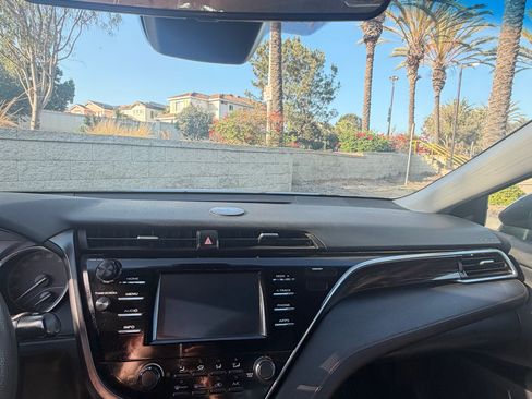 Used 2018 Toyota Camry LE FWD image 12