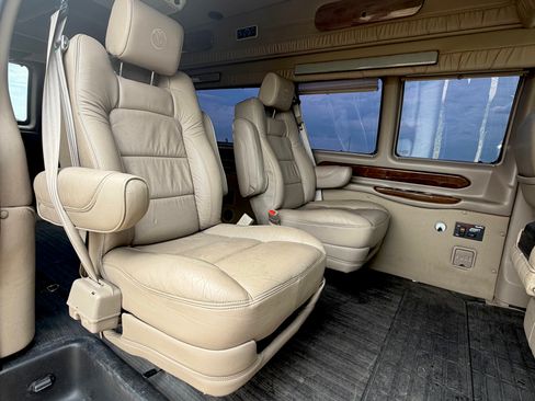 Used 2011 GMC Savana 2500 Extended RWD image 13