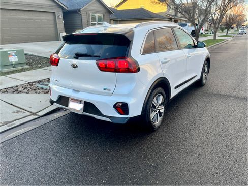 Used 2020 Kia Niro LXS FWD image 2