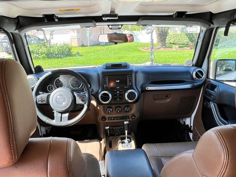 Used 2012 Jeep Wrangler Unlimited Sahara w/ Connectivity Group AWD/4WD image 4