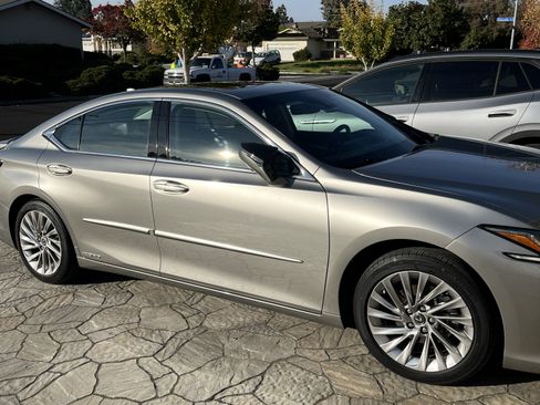 Used 2020 Lexus ES 300h w/ Luxury Package image 1