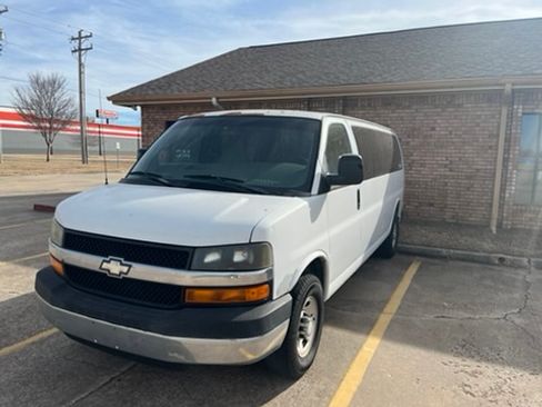 Used 2007 Chevrolet Express 3500 Extended Passenger w/ LT Preferred Equipment Group image 2
