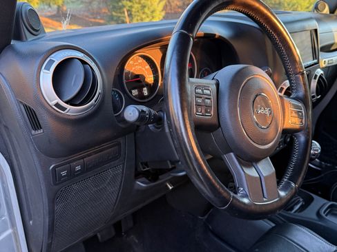 Used 2012 Jeep Wrangler Unlimited Rubicon image 6