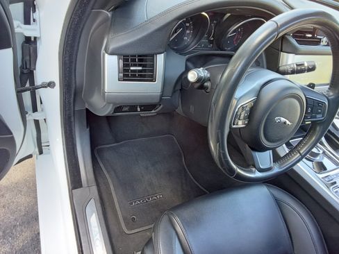 Used 2019 Jaguar XF Premium image 24