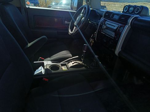 Used 2007 Toyota FJ Cruiser Sport Utility 2D image 2