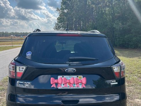 Used 2017 Ford Escape SE w/ SE Sport Appearance Package image 4