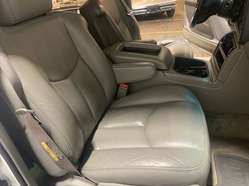 Used 2003 Chevrolet Suburban 2500 LT w/ LT Preferred Equipment Group image 16