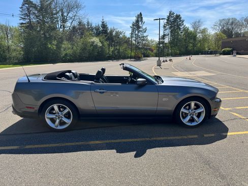 Used 2010 Ford Mustang GT Premium RWD image 9