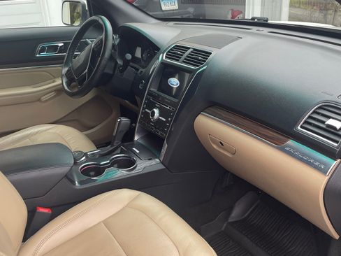 Used 2017 Ford Explorer Limited image 5