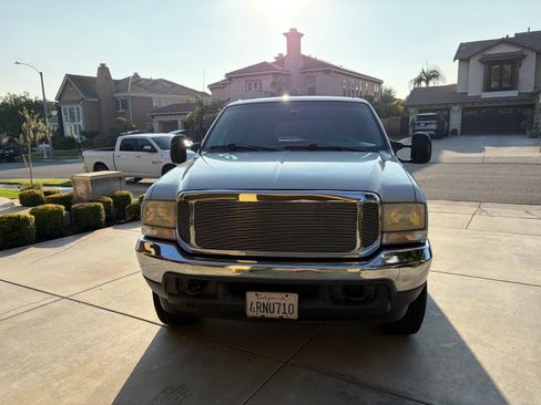 Used 2001 Ford Excursion XLT image 2