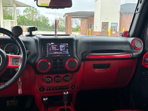 Used 2014 Jeep Wrangler Unlimited Sahara w/ Dual Top Group AWD/4WD image 10