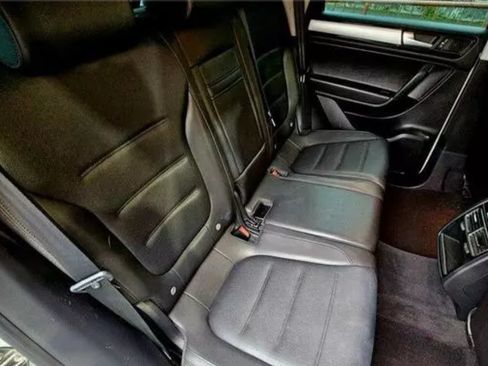 Used 2014 Volkswagen Touareg Sport image 6