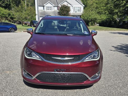 Used 2017 Chrysler Pacifica Limited image 2