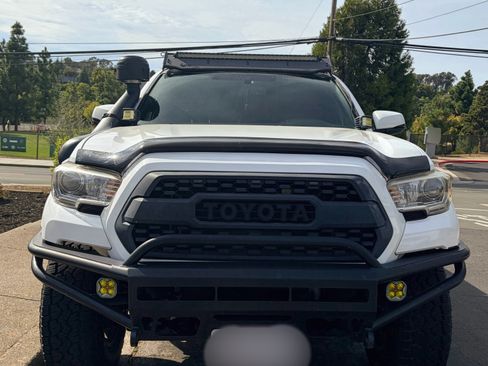 Used 2016 Toyota Tacoma TRD Off-Road AWD/4WD image 14