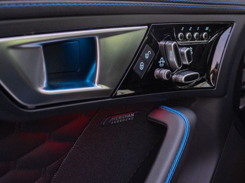 Used 2017 Jaguar F-TYPE SVR image 18