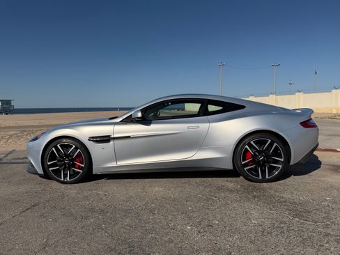 Used 2016 Aston Martin Vanquish Coupe 2D image 2