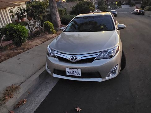 Used 2013 Toyota Camry XLE w/ Leather Pkg image 2