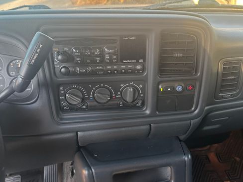 Used 2002 Chevrolet Avalanche 2500 w/ Convenience Pkg AWD/4WD image 12