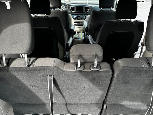 Used 2024 Chrysler Voyager LX image 10