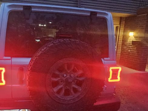 Used 2022 Jeep Wrangler Unlimited Rubicon w/ Trailer Tow Package image 15