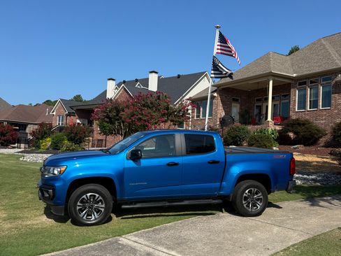 Used 2022 Chevrolet Colorado Z71 w/ Safety Package AWD/4WD image 2