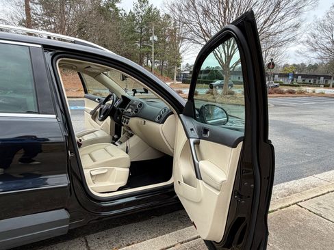 Used 2009 Volkswagen Tiguan SE image 11