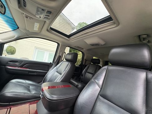 Used 2007 Cadillac Escalade 2WD w/ Information Package image 10