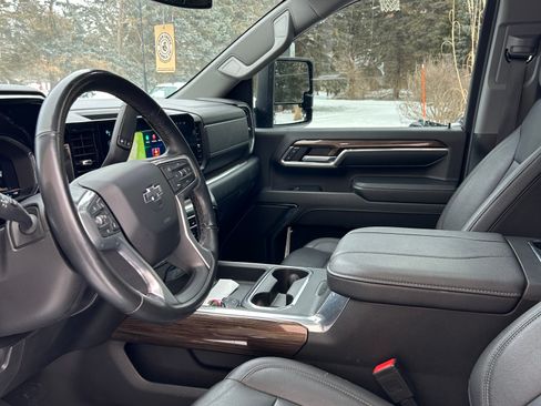 Used 2024 Chevrolet Silverado 2500 LT w/ Midnight Edition image 6