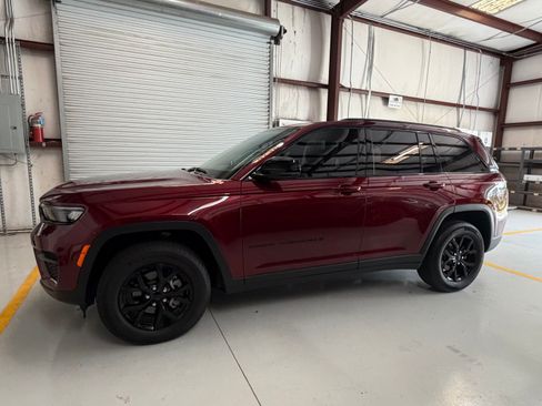 Used 2025 Jeep Grand Cherokee Altitude RWD image 4