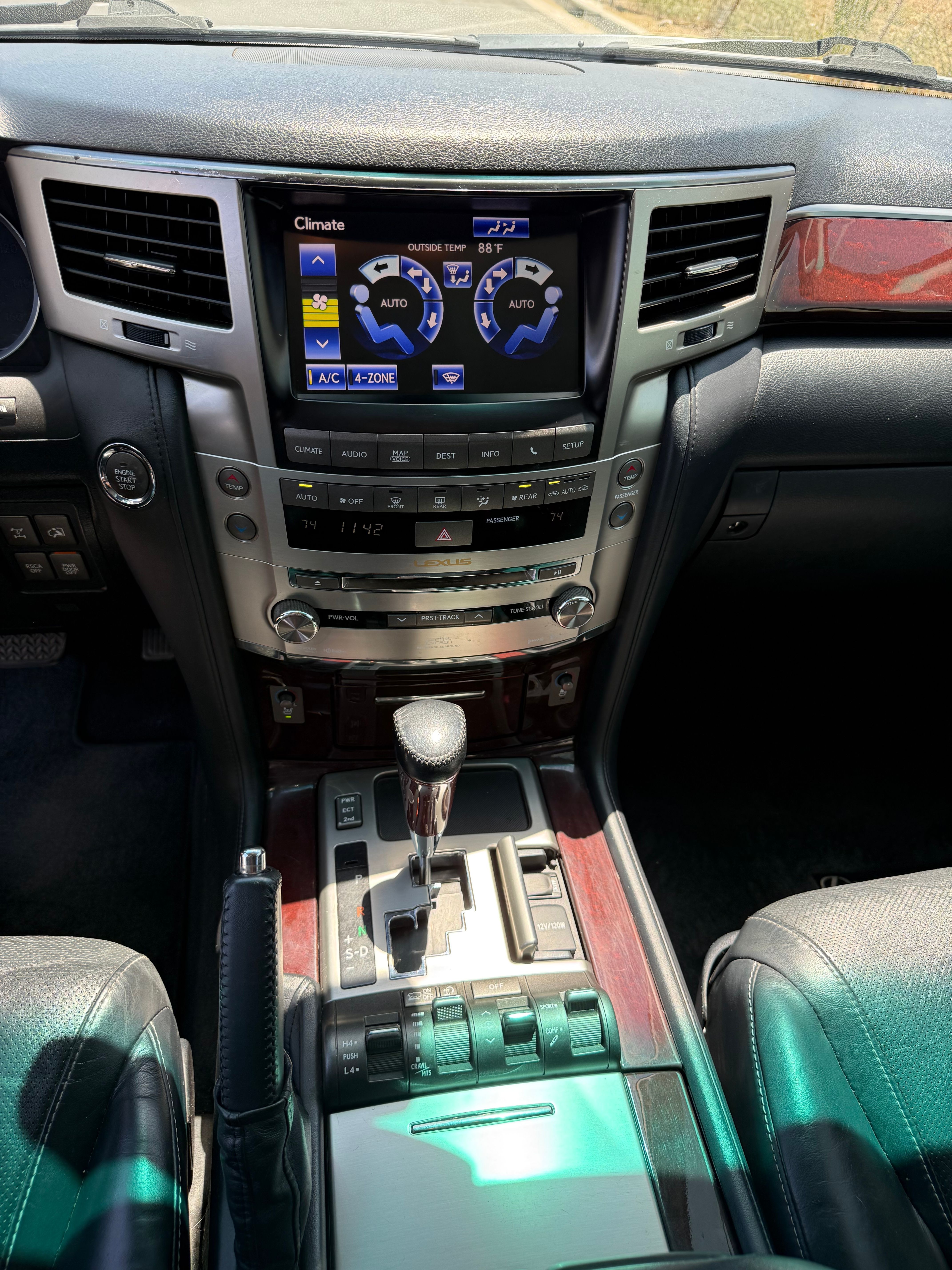 Used 2013 Lexus LX 570 4WD w/ Luxury Pkg image 16