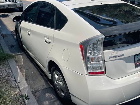 Used 2017 Toyota Prius Three w/ Advanced Technology Package FWD image 6