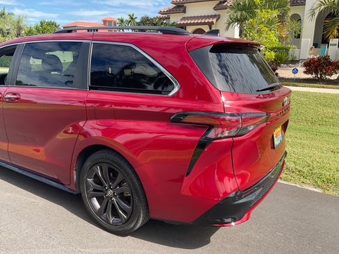 Used 2022 Toyota Sienna XSE w/ XSE Plus Package FWD image 6