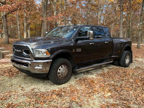Used 2018 RAM 3500 Laramie Longhorn image 10