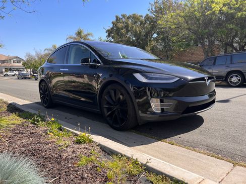 Used 2018 Tesla Model X 75D image 2