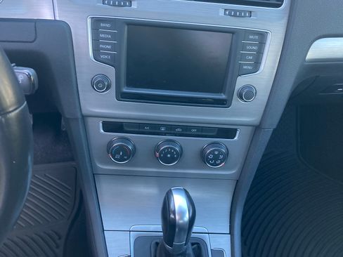 Used 2016 Volkswagen Golf S image 15