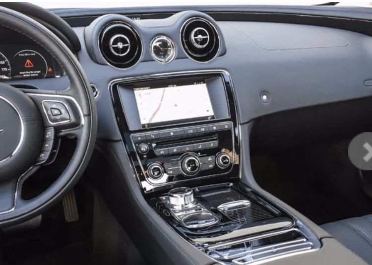 Used 2016 Jaguar XJ R-Sport RWD image 15