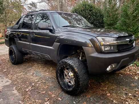 Used 2004 Chevrolet Avalanche Z71 w/ Sun And Sound Package AWD/4WD image 1