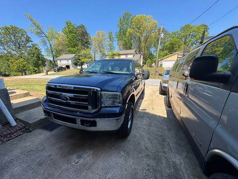 Used 2005 Ford Excursion XLT image 1